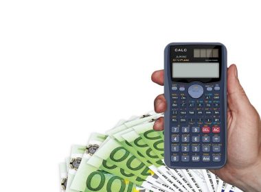 Koszty relewantne - czym są? Definicja pojęcia